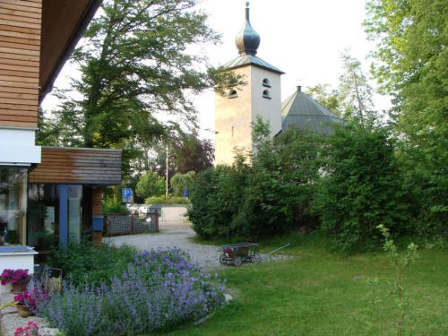 Evangelische Kirche nebenan im Sommer