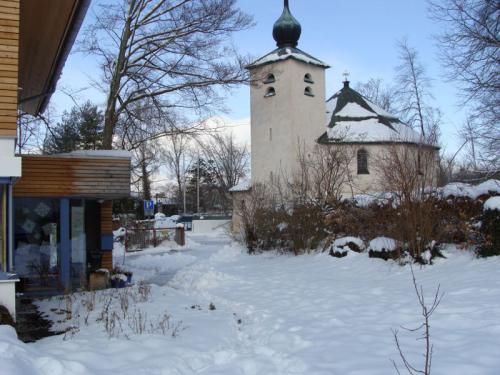 Evangelische Kirche nebenan im Winter