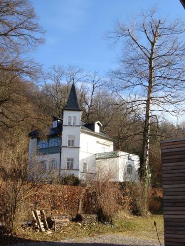 Villa in der Nachbarschaft im Sommer